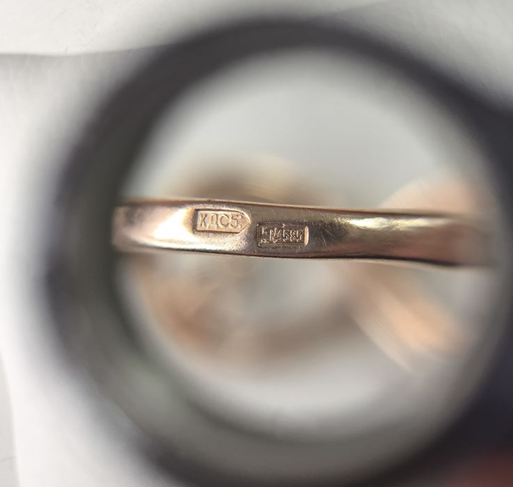 Кольцо золотое Бесконечность. Вес 1.01. Размер 16