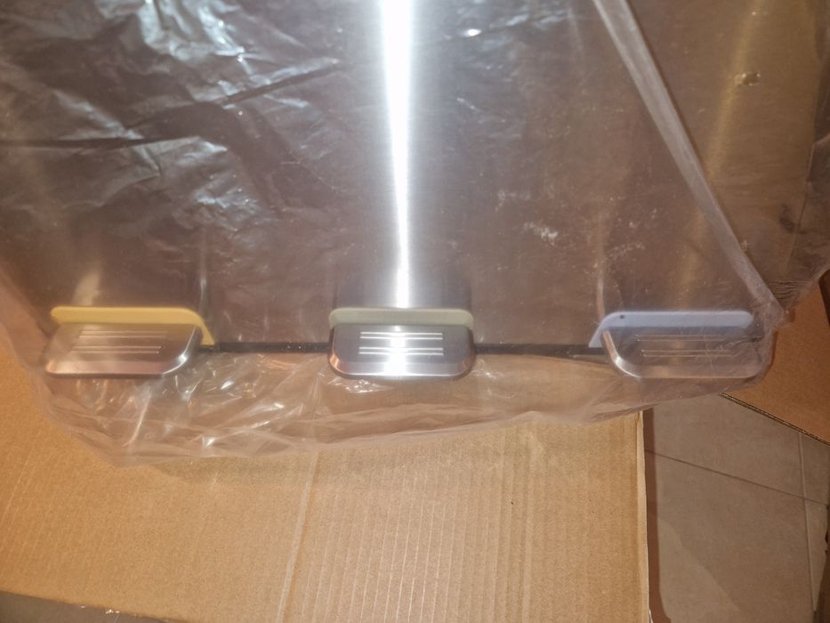 Caixote do lixo com pedal e com vários compartimentos para reciclagem