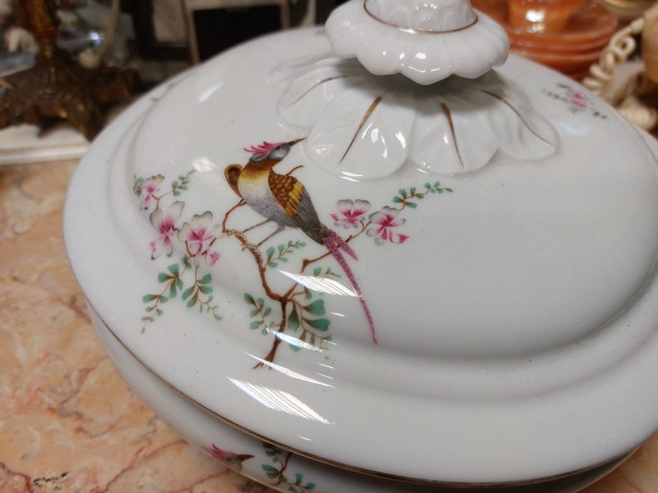 Terrina em porcelana Vista Alegre, impecável.

A peça é decorada com u