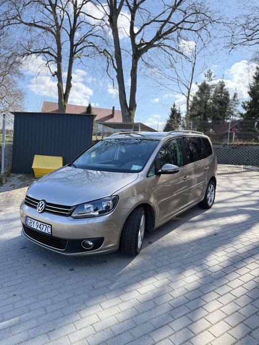 Dwa samochody VW Touran Cup / Life