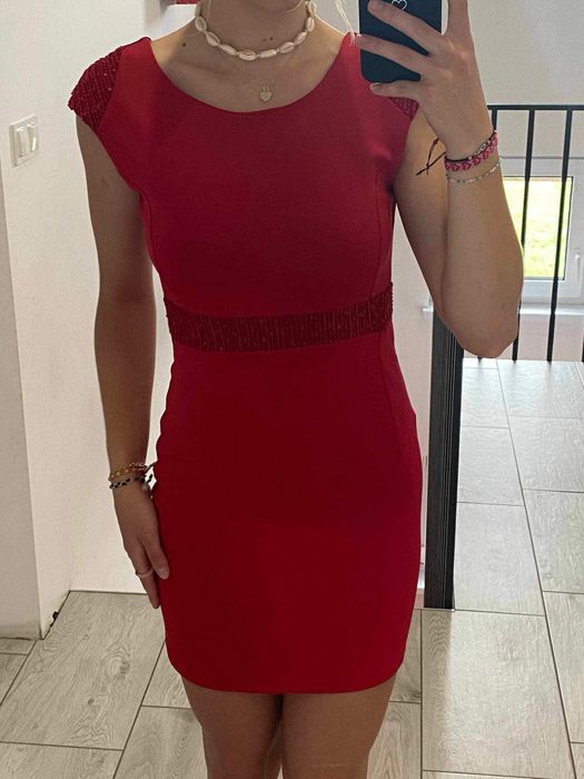 Elegancka czerwona sukienka ze zdobieniami