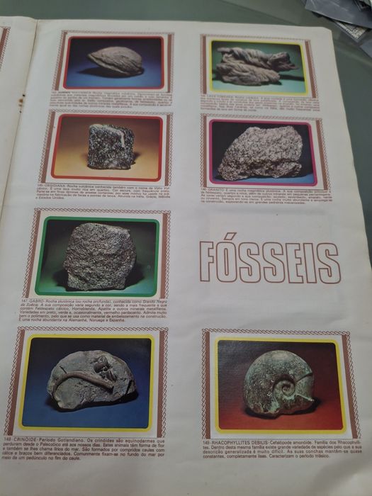 Caderneta de Cromos completa com 250 cromos ""Mineralogia - Minerais, Fósseis e Conchas" Edições Francisco  Más Lda de 1977