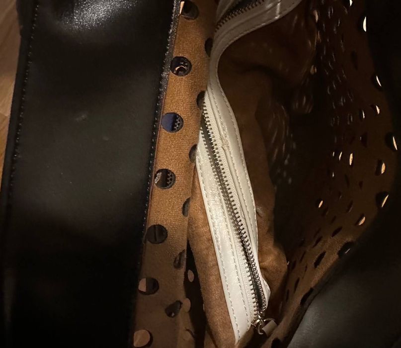 Чорна сумка жіноча з перфорацією