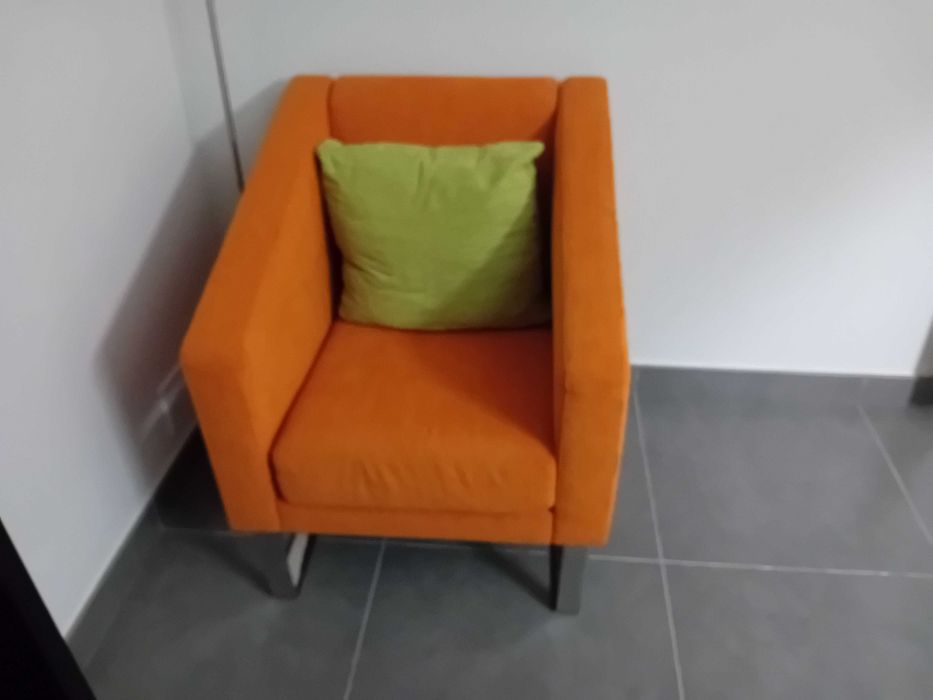 Poltrona com pés em inox