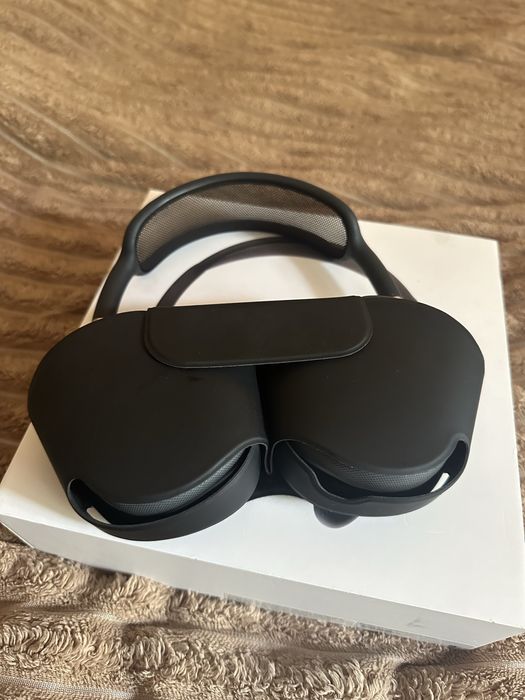 Space Gray AirPods Max