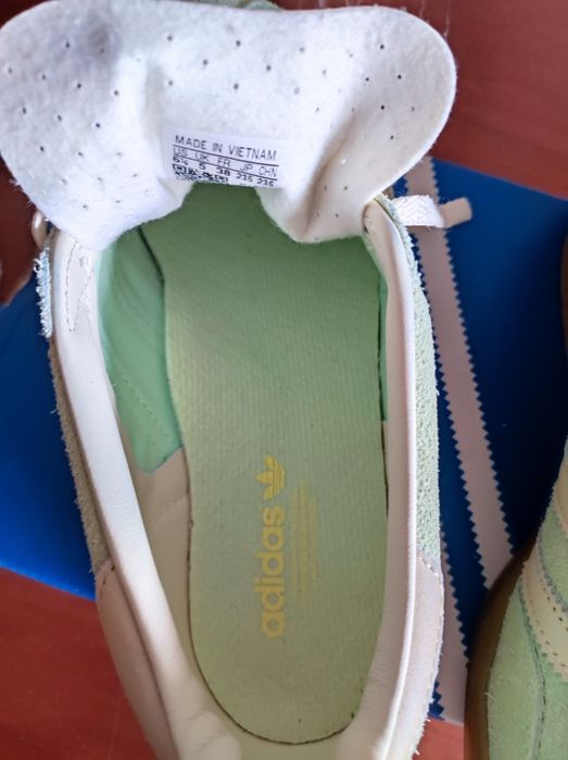 Tênis Adidas, modelo Gazelle