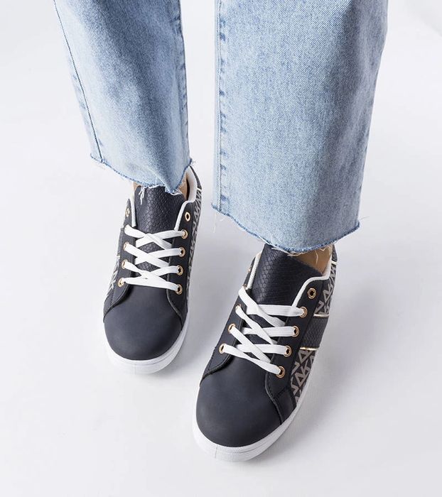 Granatowe sneakersy zdobione monogramem Bolduc