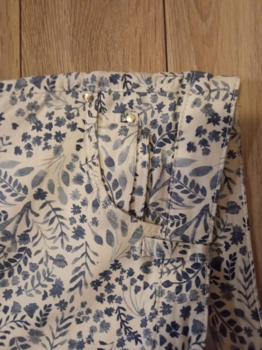 Spodnie damskie białe w niebieski wzór. 42/44