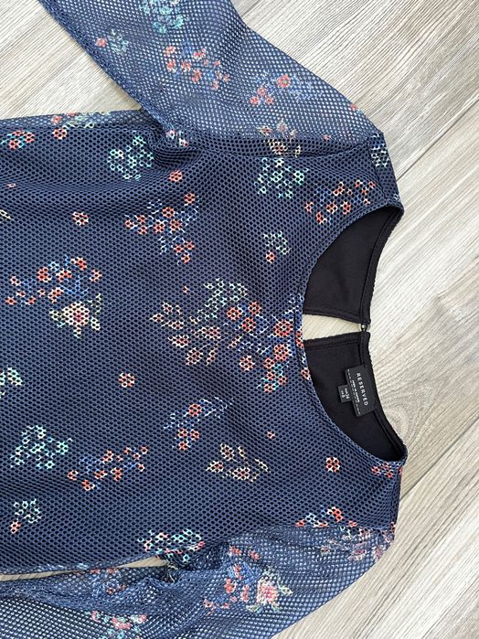 Sukienka w kwiaty z siateczką Reserved