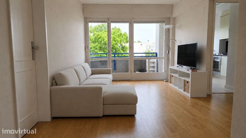 Apartamento T4 renovado e totalmente mobilado no centro de Telheiras