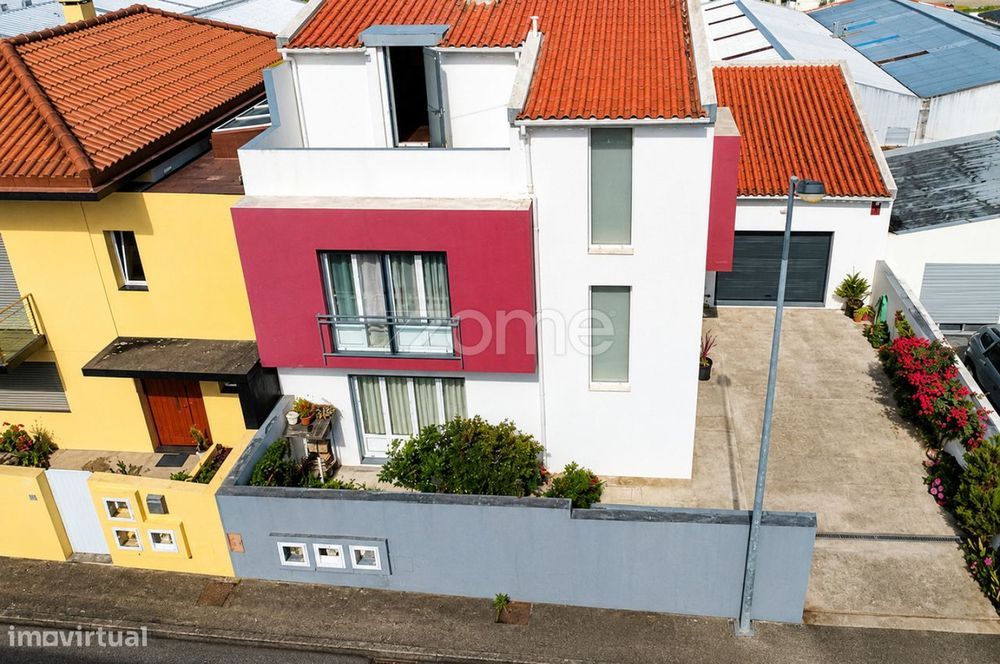 Moradia T3 Moderna com Garagem e Terraço em Ponta Delgada
