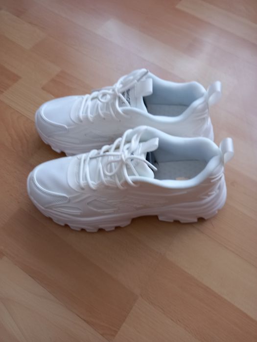 Buty sportowe damskie