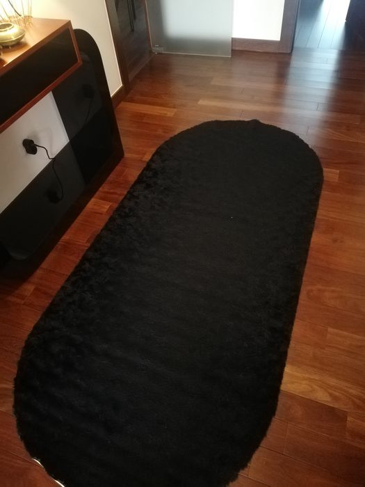 Tapete oval em preto pele de vaca