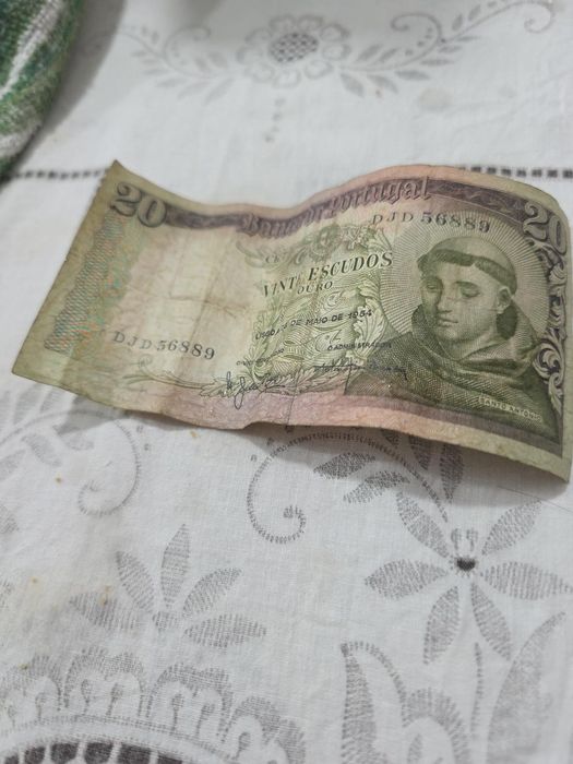 Notas antigas de eacudo e moedas