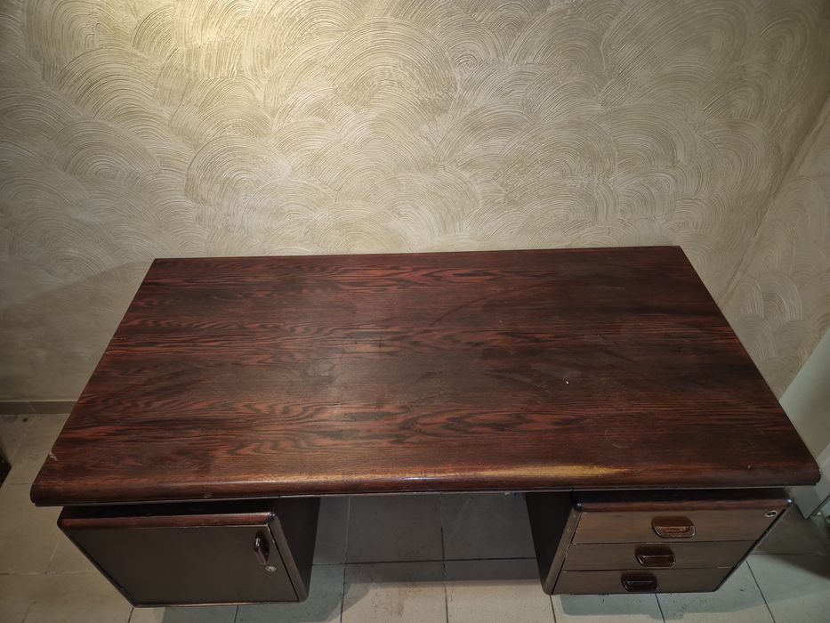 Masywne biurko z drewna litego
