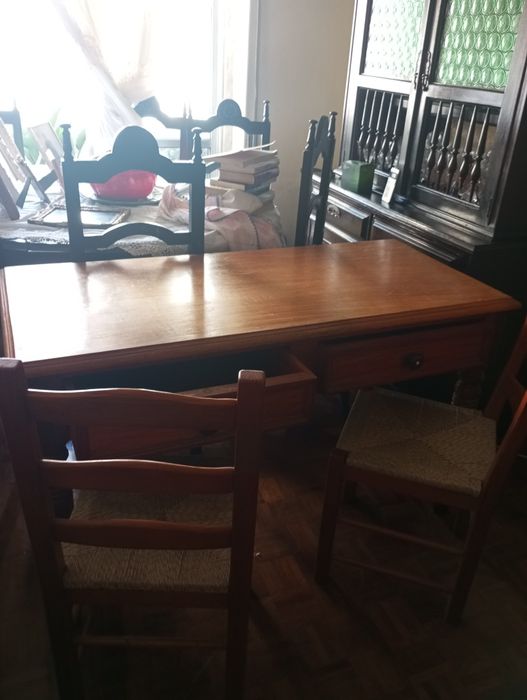 Mesa de cozinha em bom estado