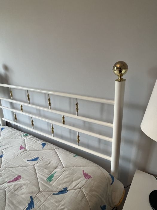 Cama e mesas cabeceira