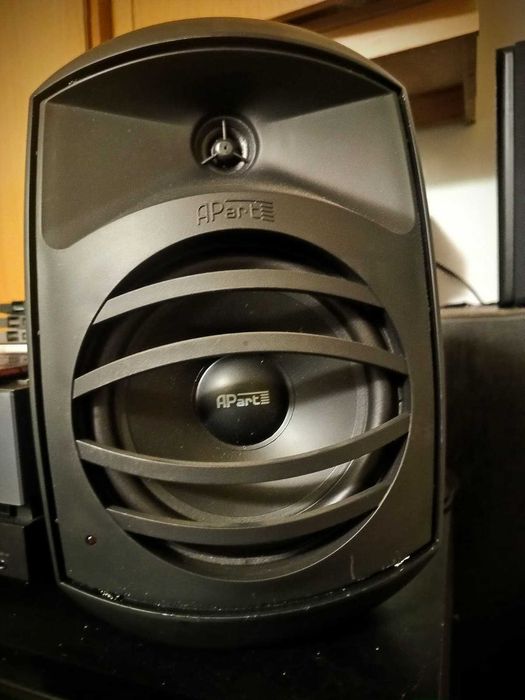 Głośnik Apart Mask-6T z uchwytem do mocowania.