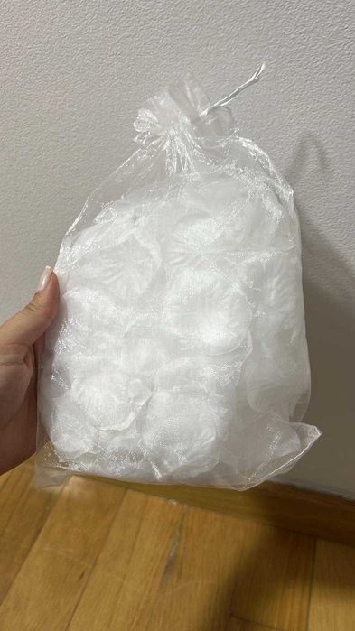 Cesta de flor com pétalas