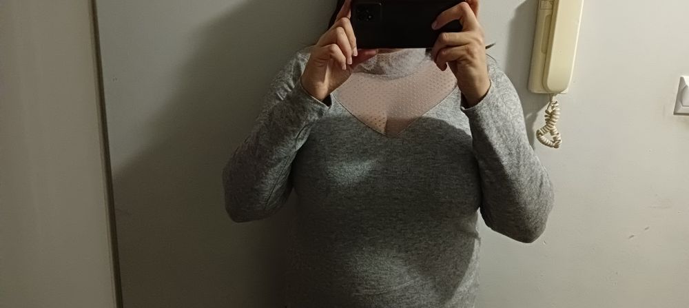 Sweter Reserved z kokardą i prześwitującym dekoltem
