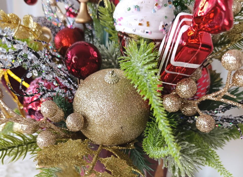 Dekoracja świąteczna. Dziadek do orzechów. Stroik świąteczny na stół.