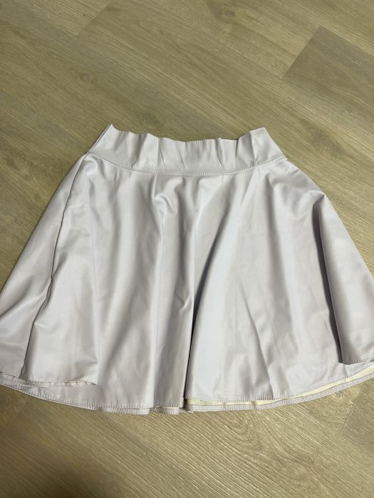 Біла шкіряна юбка