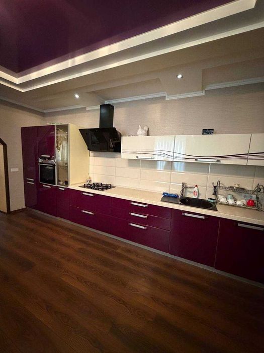 Просторий будинок із відпочинковим комплексом. Продаж