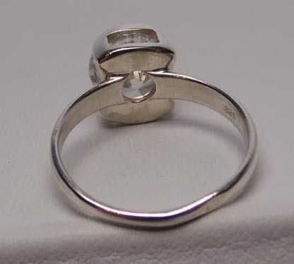 Srebrny pierścionek z owalną cyrkonią  R.18.