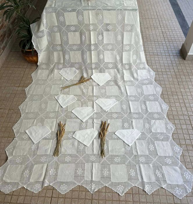 Toalha de Mesa em Linho e Renda Artesanal com 8 Guardanapos