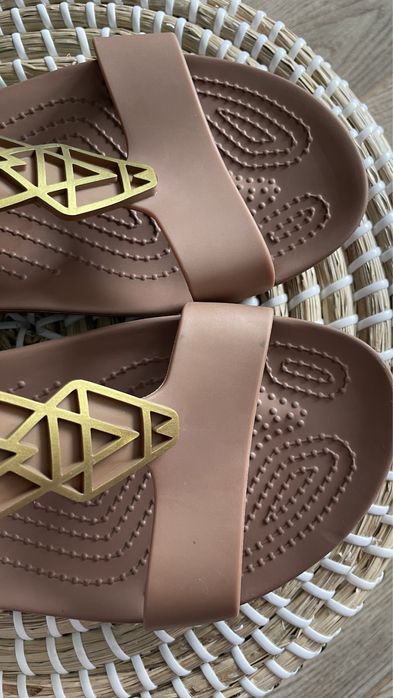 Crocs sandały serena embellish flip bronze W8 38/39