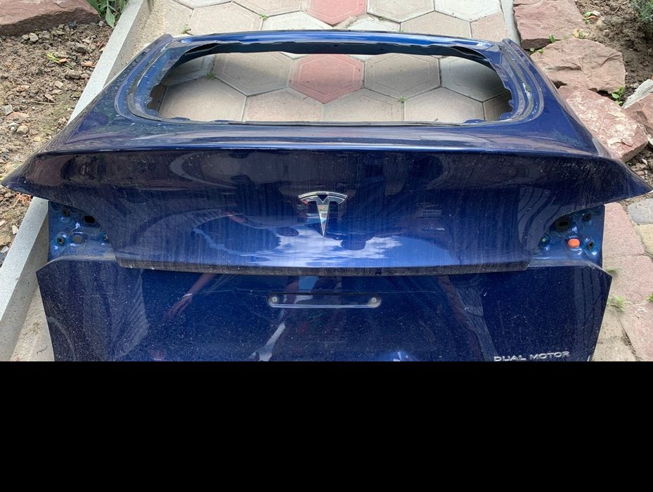 Tesla Model Y кришка багажника під рихтовку