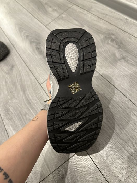 Продам новые женские кросовки