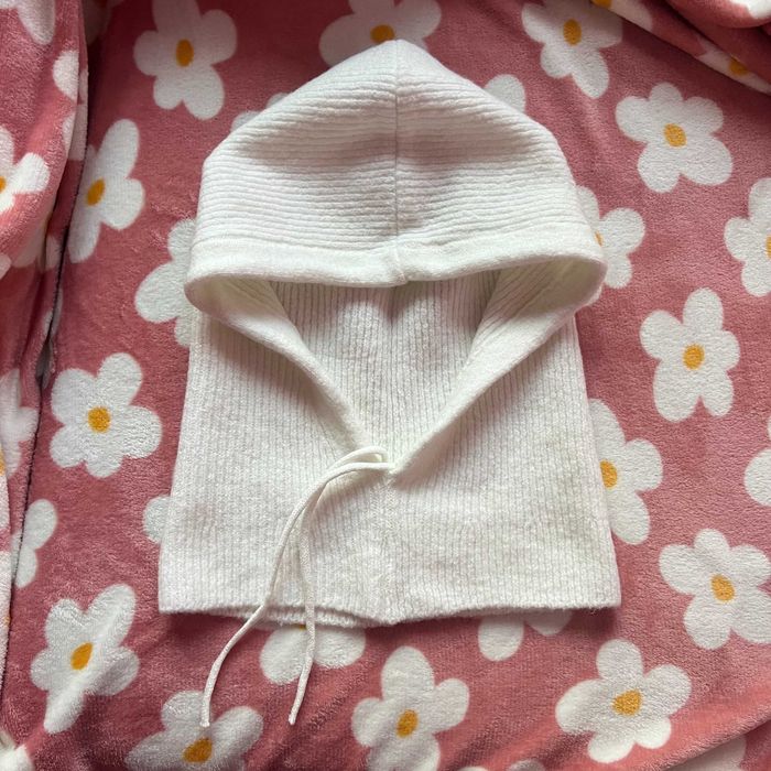 balaclava prążkowana na zimę z kominem sinsay z wiązaniem kremowa