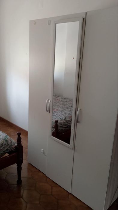 Quarto de solteiro para alugar com contrato na arrentela