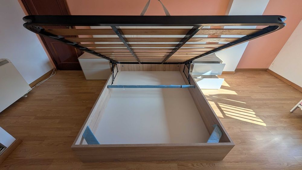 Venda de mobília de quarto de casal.