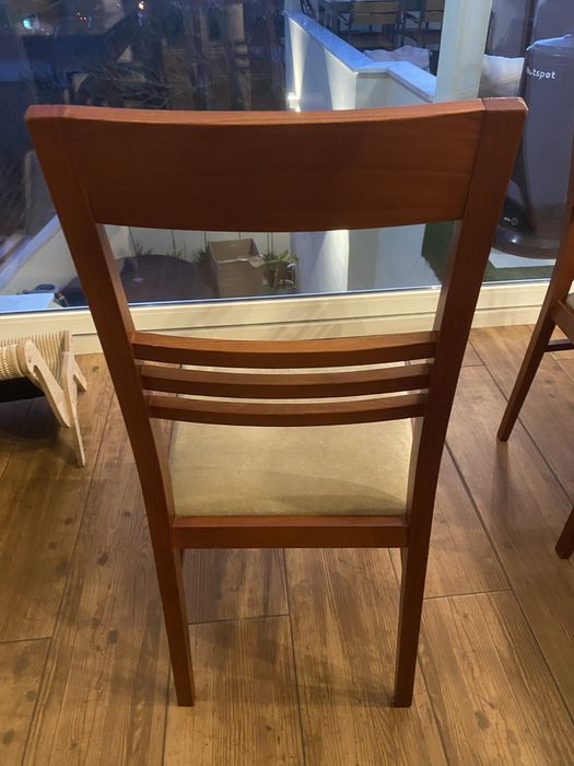 Vendo mesa e 6 cadeiras de jantar
