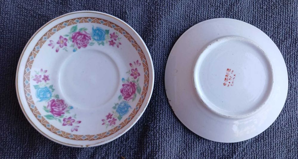 2 pratinhos para aperitivos, com floral azul e rosa