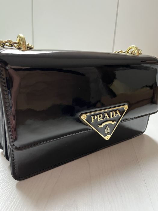 Czarna torebka Prada