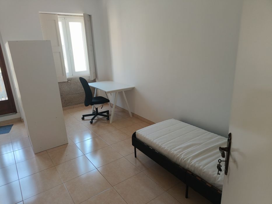 Quarto partilhado em moradia com Jardim Ramada Alta Porto