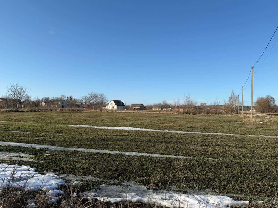 Продам ділянку в смт Літин .Рівна під житлову забудовуПоруч світло газ