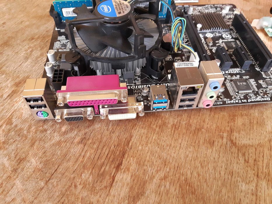 Gigabyte GA-B85M-D3V USB3.0 + Xeon Quad jak i5 + GT520 + 12GB + WiFi