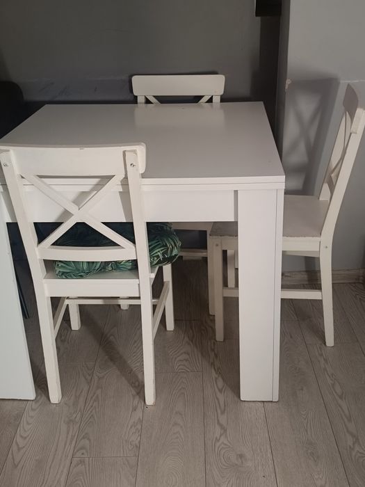 Stół rozkładany z 3 krzesłami