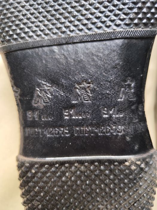 Продам галоши нові