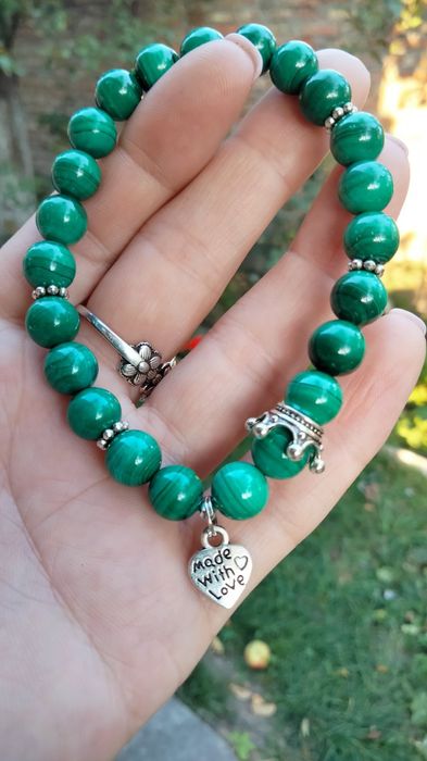 Браслет на червоному шнурку. Натуральне каміння