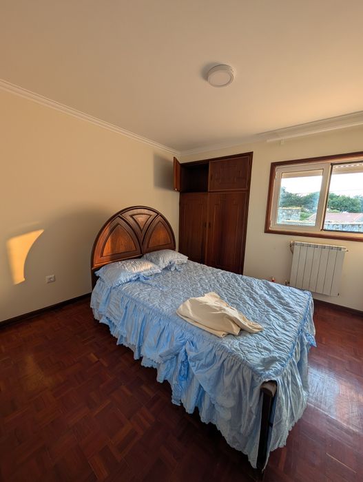 Cama madeira em muito bom estado