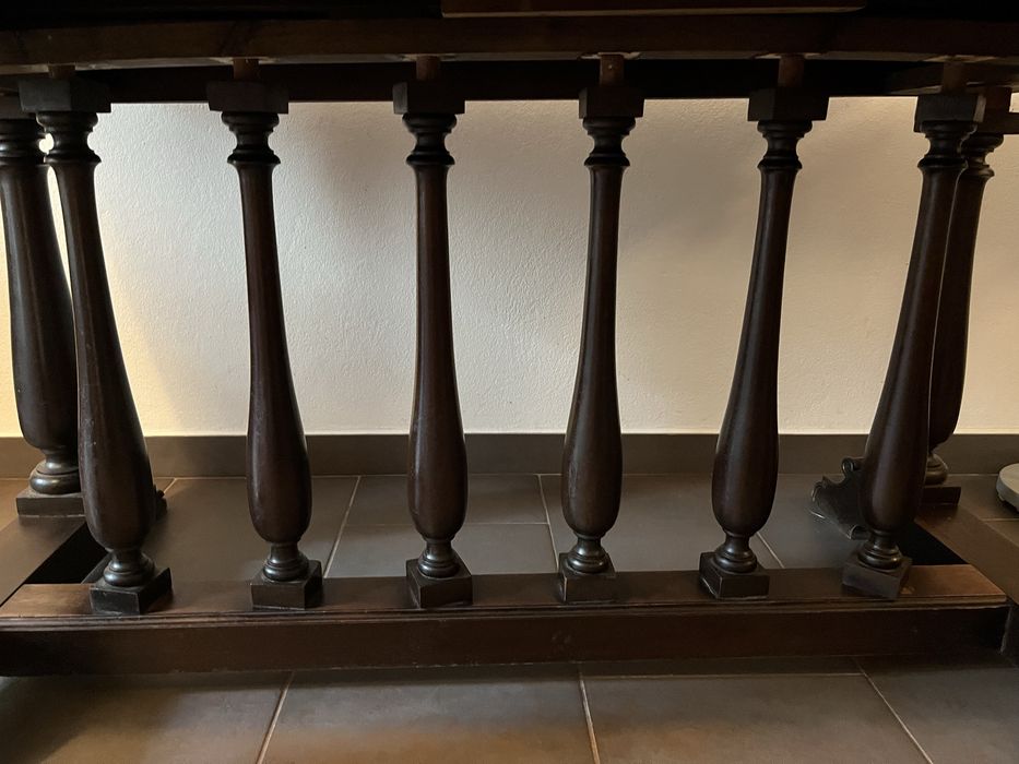 Mesa rectangular de madeira mogno