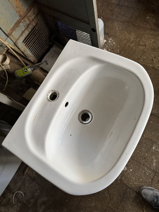 Умывальник с тумбочкой в ванную комнату