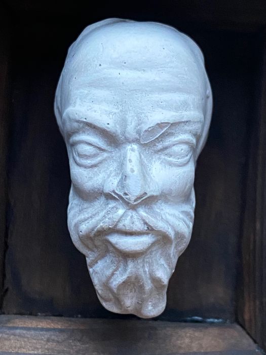 Rzeźba głowa wawelska