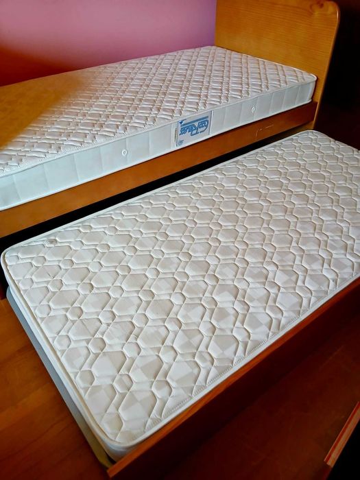 Vendo cama com colchões incluídos e guarda-roupa