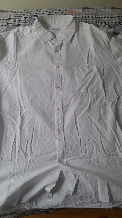 Dou 5 camisas brancas